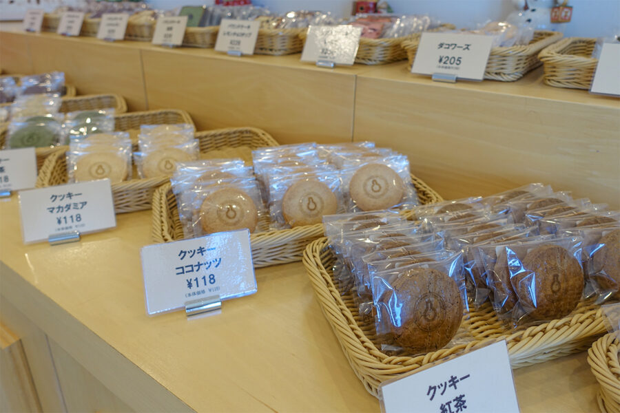 patisserie frascoの店内に並んだ焼き菓子。クッキー、ダコワーズ、パウンドケーキなど種類豊富に美しく並べられています