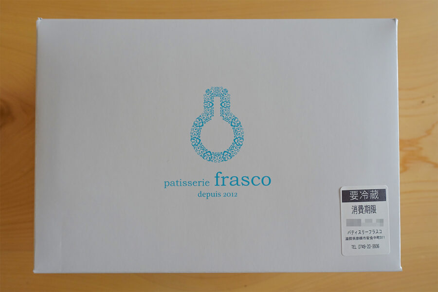 patisserie frascoで購入したカットケーキが入った箱の上面。白を基調にしたシンプルでナチュラルなデザインで、中央にスカイブルーの店名ロゴが入っています