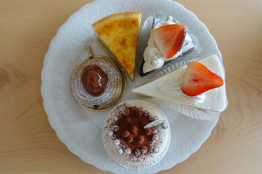 patisserie frascoで購入したカットケーキ5種を1枚の皿に盛り付けた様子。いちごがのったショートケーキ、ココアパウダーを振ったティラミス、艶のあるタルトフロマージュ、栗のクリームがたっぷり絞られその上に栗の実がのったモンブラン、しっとり濃厚なチョコレートケーキのガトーショコラが並びます