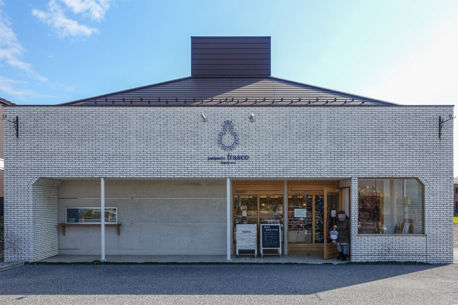 patisserie frascoの外観。アイボリーを基調としたタイル壁のナチュラルな建物で、正面上部には店名ロゴが掲げられています