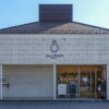 patisserie frascoの外観。アイボリーを基調としたタイル壁のナチュラルな建物で、正面上部には店名ロゴが掲げられています