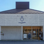 patisserie frascoの外観。アイボリーを基調としたタイル壁のナチュラルな建物で、正面上部には店名ロゴが掲げられています