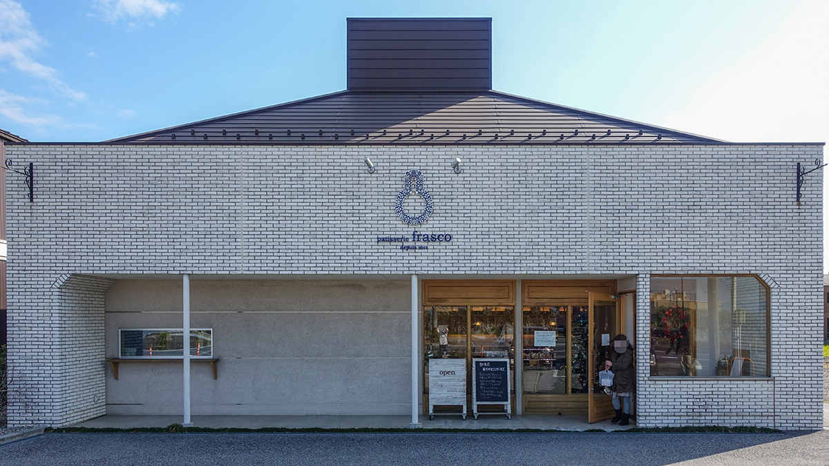 patisserie frascoの外観。アイボリーを基調としたタイル壁のナチュラルな建物で、正面上部には店名ロゴが掲げられています