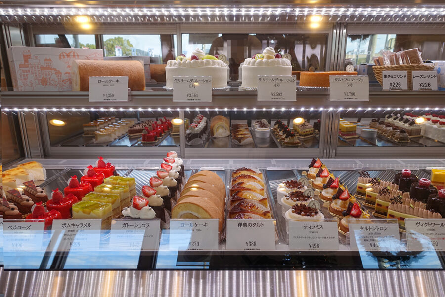 patisserie frascoのショーケースに並んだケーキたち。色とりどりで華やかに飾られ、見た目にも楽しいスイーツがずらりと並んでいます