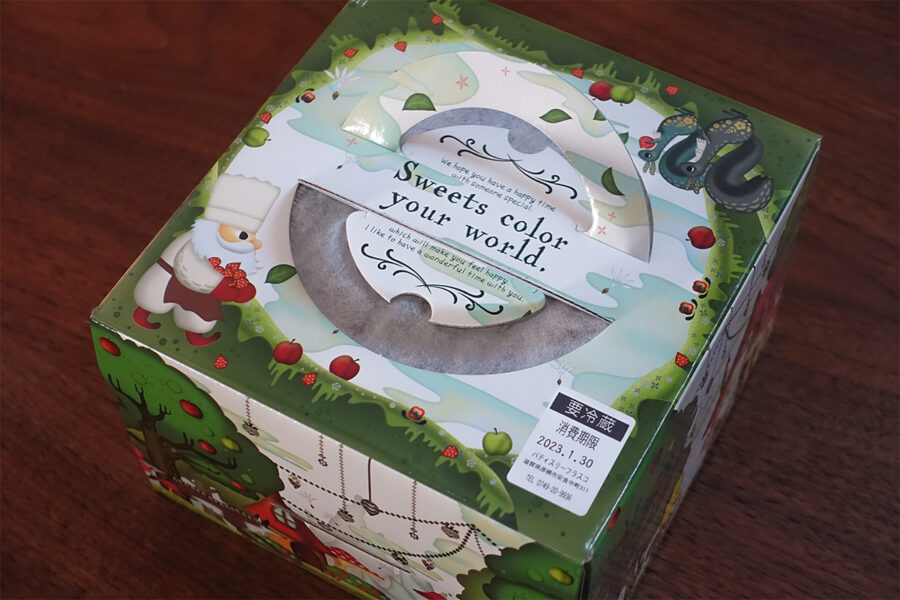 patisserie frascoで購入したホールケーキが入った箱。森をイメージした可愛らしいデザイン
