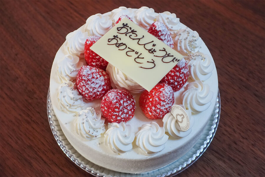 patisserie frascoで購入したホールケーキは5号で3,880円。ふんわりとした生クリームの上にいちごがトッピングされた、家族の誕生日のお祝いにぴったりの華やかなケーキ