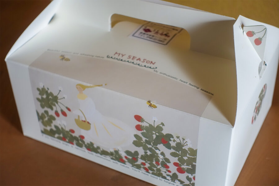 三中井で購入したケーキが入った箱。かわいらしいデザインでお土産にもぴったりです