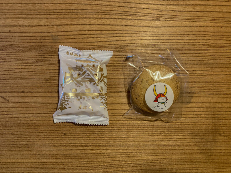 三中井で購入した焼き菓子の彦根城とひこにゃんクッキー。個包装されており、お土産にぴったりの人気商品