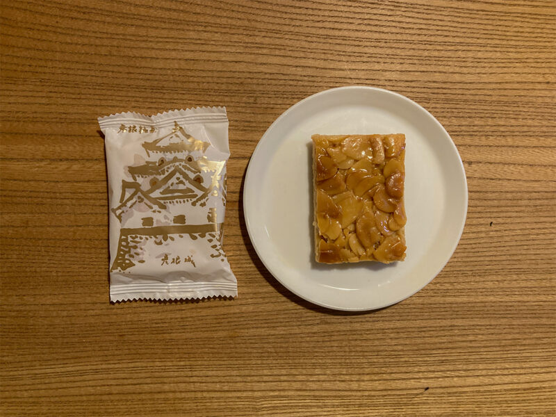 三中井で購入した焼き菓子の彦根城。お皿に乗せたものと個包装されたものが並んでいる様子