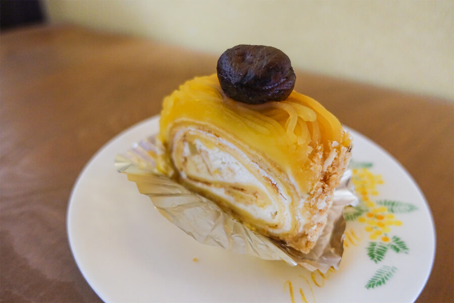 三中井で購入したモンブランは1カット350円。まろやかな栗の味わいが美味しい、上品な甘さのケーキです