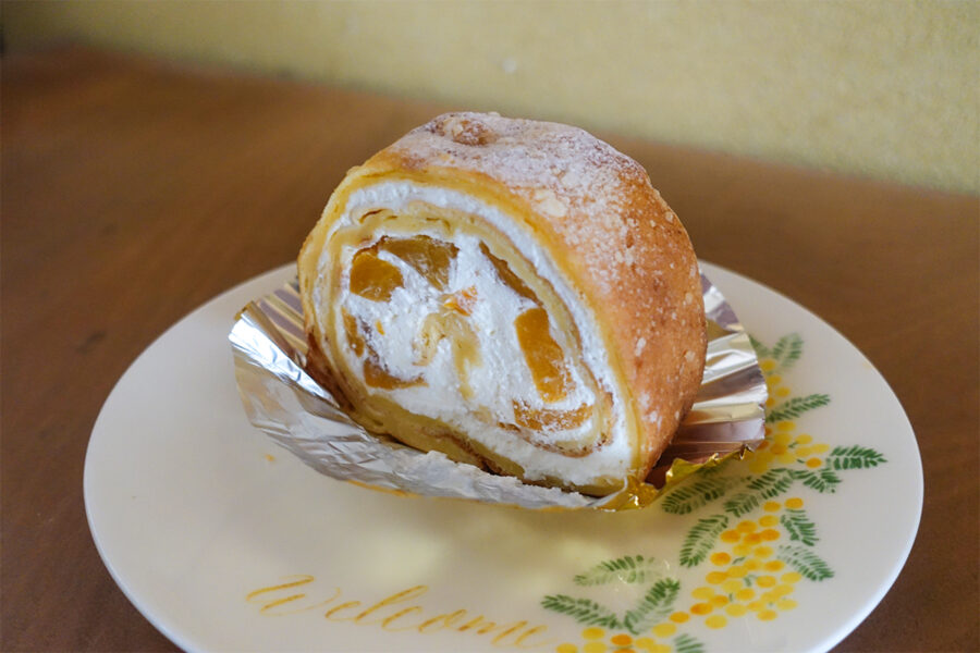 三中井で購入したロールケーキのオリンピアは1カット350円。