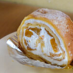 三中井で購入したロールケーキのオリンピア。1カット350円でクレープのような生地に黄桃のやさしい甘さのケーキです