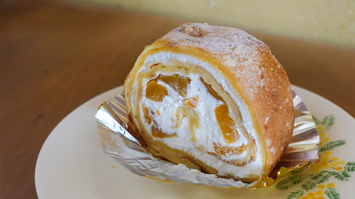 三中井で購入したロールケーキのオリンピア。1カット350円でクレープのような生地に黄桃のやさしい甘さのケーキです
