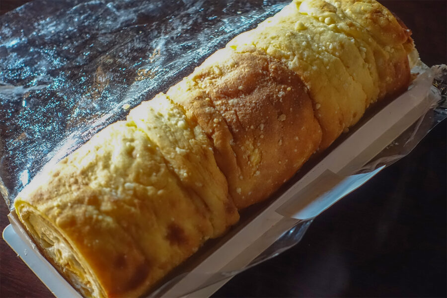 三中井で購入した名物ロールケーキのオリンピアは1本1,620円。贅沢な一本で手土産にもおすすめです
