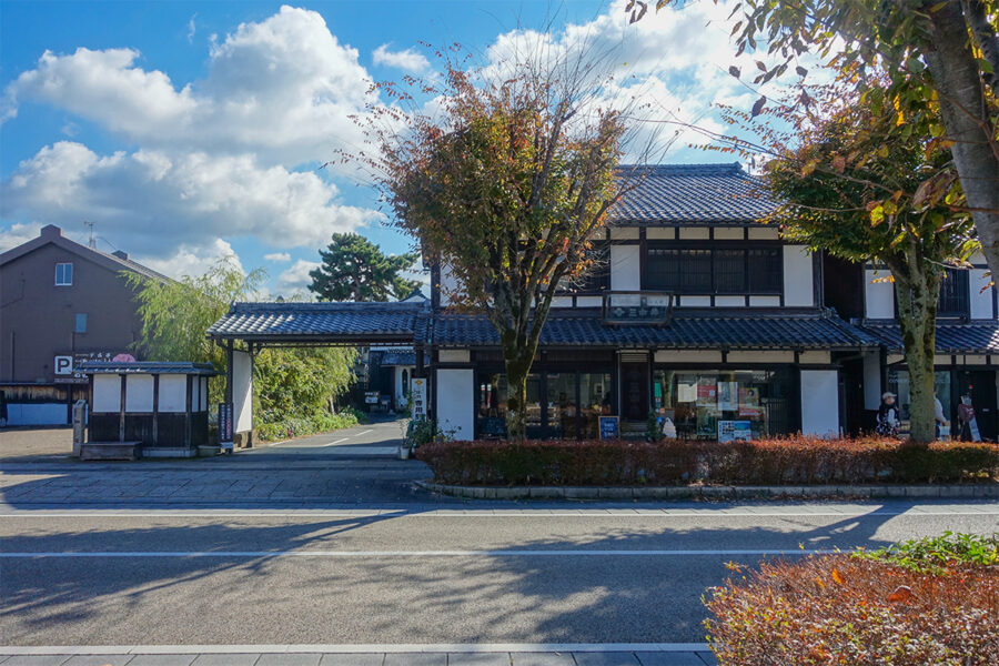 彦根・夢京橋キャッスルロード沿いにある洋菓子店三中井の町家風の外観