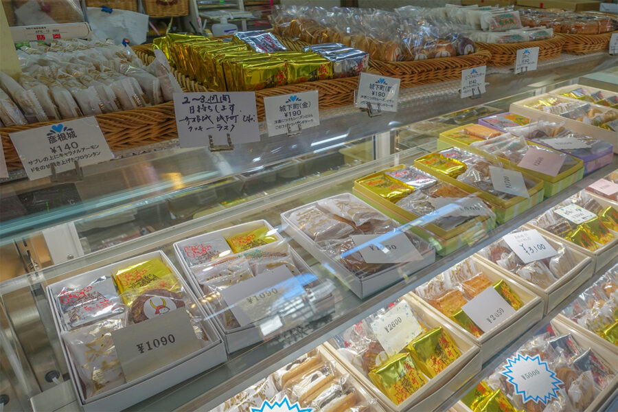 三中井の店内にあるショーケース。焼き菓子の彦根城や城下町が並び、洋菓子の詰め合わせはお土産にぴったりです