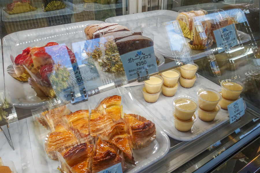 三中井の店内にあるショーケース。名物のオリンピアをはじめ、さまざまなケーキがきれいに並んでいます