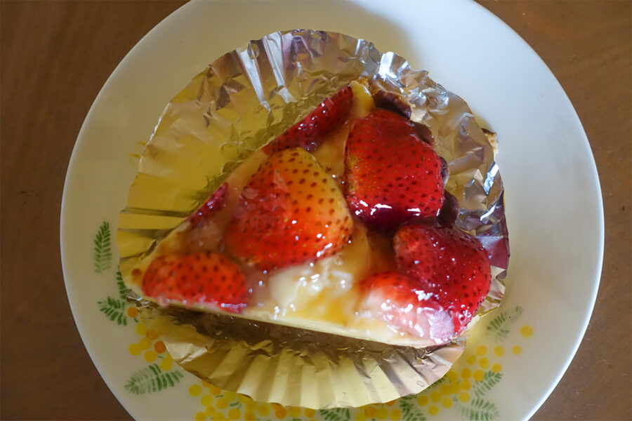 三中井で購入したいちごタルトは1カット350円。甘酸っぱいいちごとクリームの組み合わせが魅力です