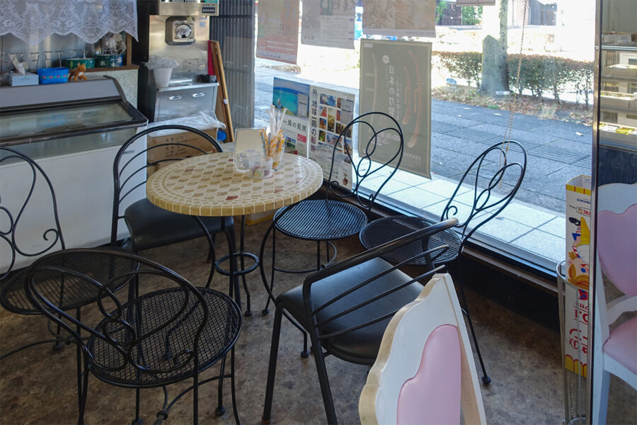 三中井の店内にあるテーブル席。昭和レトロな雰囲気のなかでイートインが楽しめる空間