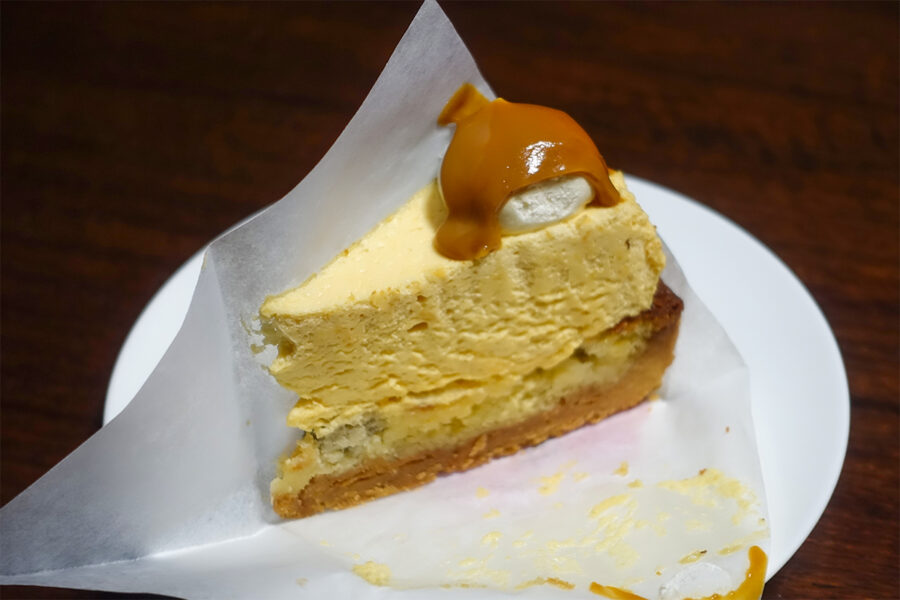 「sweets & Café MILK」のキャラメルクリームと完熟バナナの焼きタルト（480円）。香ばしいキャラメルと甘いバナナのハーモニーが楽しめます