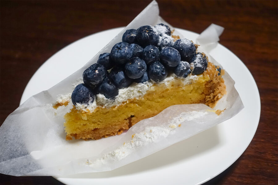 「sweets & Café MILK」のブルーベリータルト（580円）。みずみずしいブルーベリーがたっぷりのった爽やかな味わい