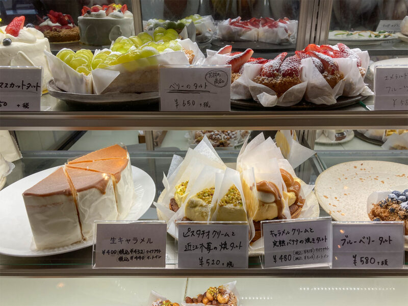 ショーケースに並ぶ「sweets & Café MILK」の色とりどりのケーキたち