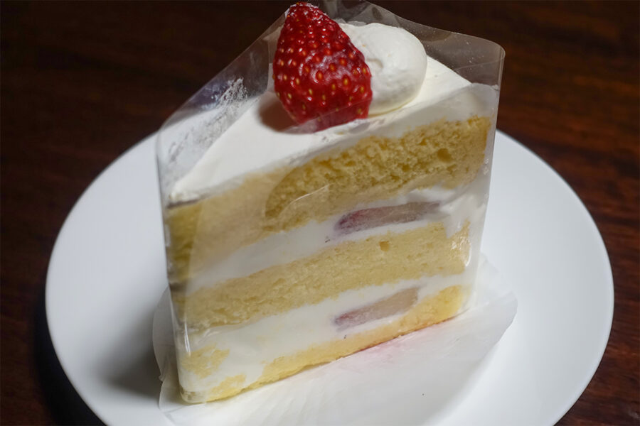 「sweets & Café MILK」の苺のショートケーキ（490円）。ふんわりスポンジに甘酸っぱい苺とクリームが絶妙な定番ケーキ