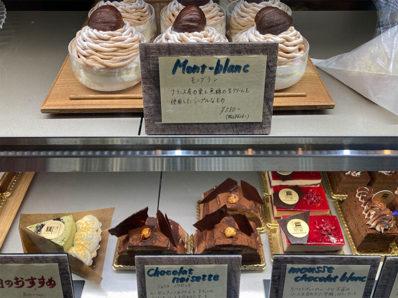 「あまいもんや AI」のショーケースに並ぶカラフルで繊細なケーキたちです