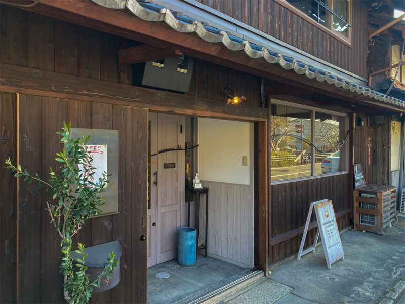 「あまいもんや　AI」のお店の入口。古民家らしい落ち着いた雰囲気が漂います