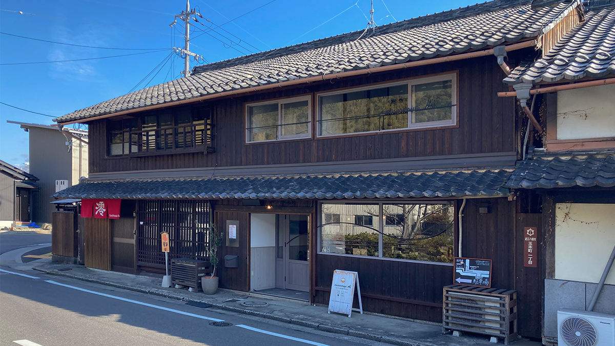 近江八幡・八幡堀近くに佇む古民家ケーキ店「あまいもんや AI」の外観（アイキャッチ）です