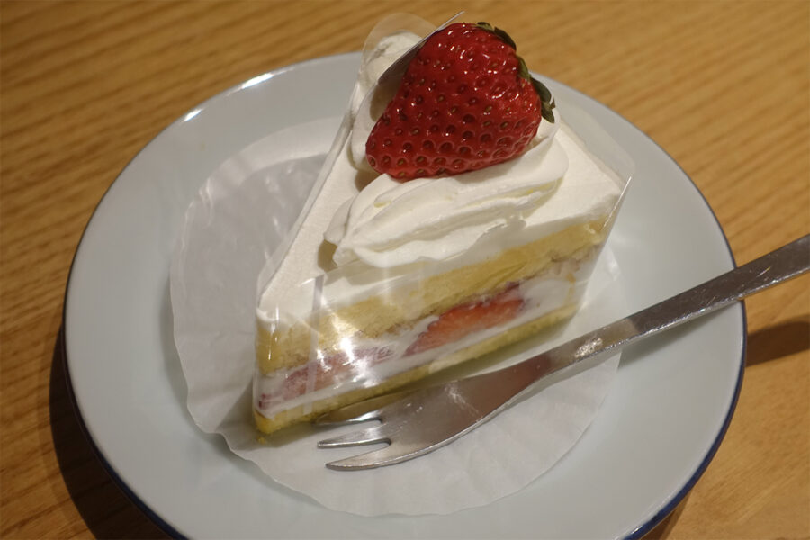 「あまいもんや AI」のいちごのショートケーキ（640円）。ふんわりスポンジと甘酸っぱいいちごが絶妙です