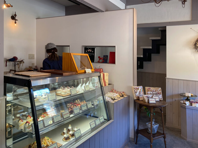 木のぬくもりが感じられる「あまいもんやAI」の店内。落ち着いたおしゃれな空間です