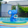 2025年夏の彦根市の多景公園ぞうさんプールにある象のオブジェ。鼻から水が勢いよく噴き出す様子が目を引く、幼児向け無料水遊び場のシンボル