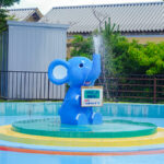 2025年夏の彦根市の多景公園ぞうさんプールにある象のオブジェ。鼻から水が勢いよく噴き出す様子が目を引く、幼児向け無料水遊び場のシンボル