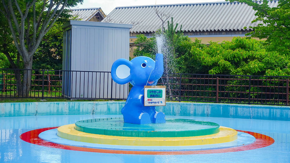 2025年夏の彦根市の多景公園ぞうさんプールにある象のオブジェ。鼻から水が勢いよく噴き出す様子が目を引く、幼児向け無料水遊び場のシンボル