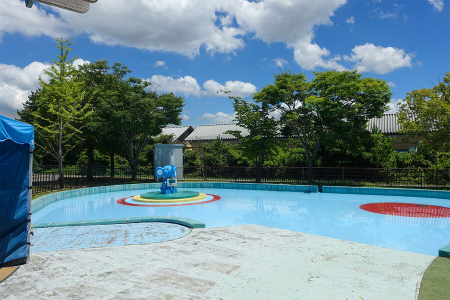 彦根市の多景公園にあるぞうさんプールの全景。象のオブジェが片側に設置され、噴水が周囲から水を噴き出している様子