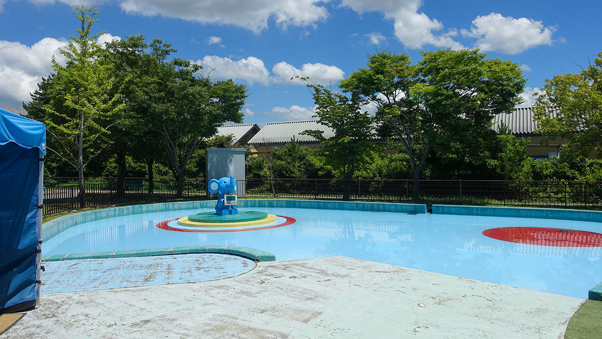 彦根市多景公園の2025年夏限定ぞうさんプールの全景。象のオブジェがある噴水エリアで、無料で楽しめる幼児向け水遊び場