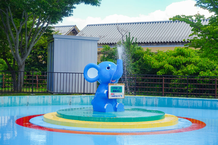 彦根市の多景公園ぞうさんプールに設置された象のオブジェの鼻から、勢いよく水が噴き出している様子。子どもたちに人気の噴水アトラクションのひとつ。