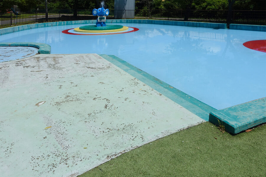 彦根市の多景公園ぞうさんプールの入口に設けられた2段の階段。段差は低く、小さな子どもや保護者も安心して出入りできる設計です