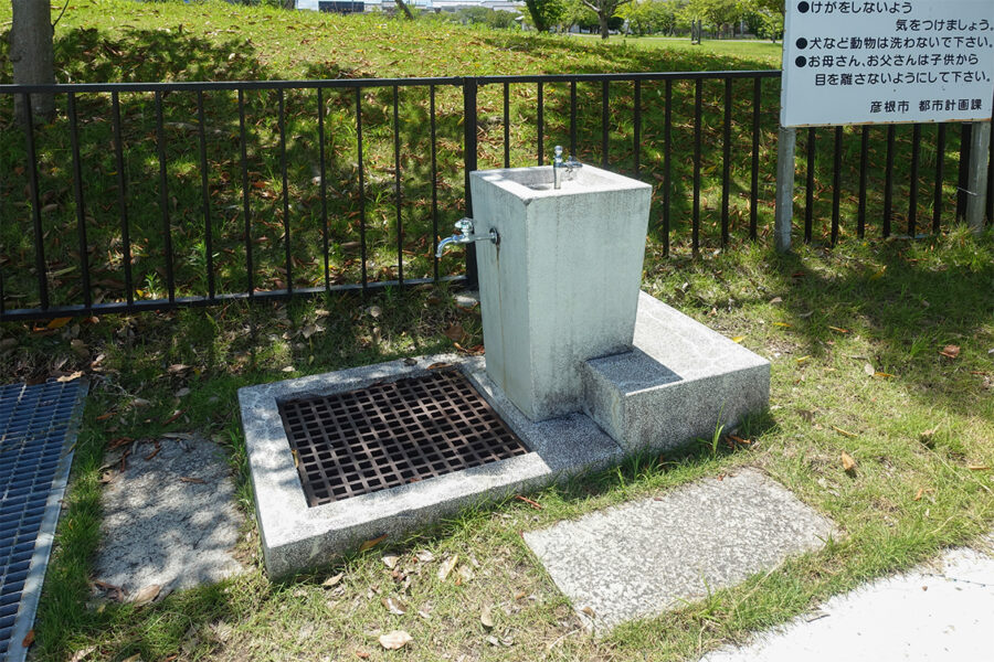 彦根市の多景公園ぞうさんプールそばに設置された水道。手洗いや足洗い、遊んだ後の水分補給などに便利な設備で、清潔に利用できるよう配慮されています